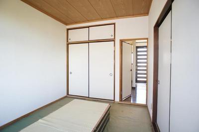Living and room. As it is purring even nap because there is a Japanese-style room. It is a healing space.