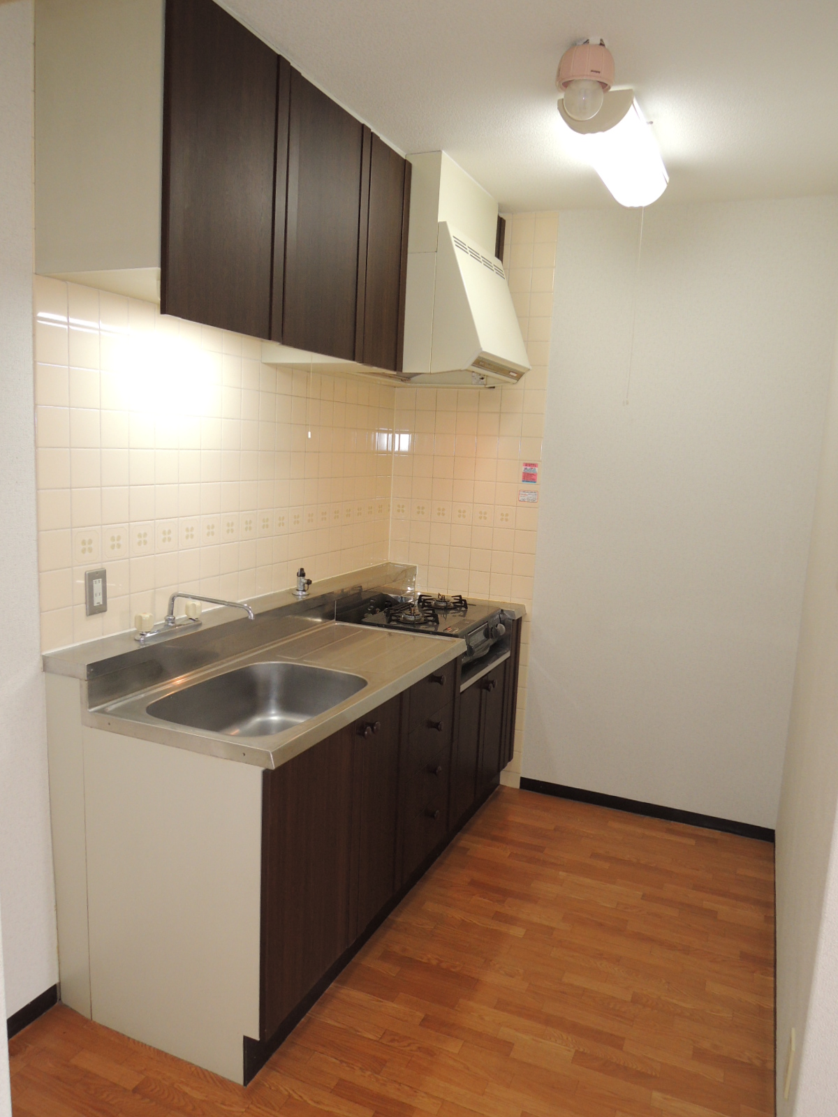 Kitchen. Two-burner gas stove with grill