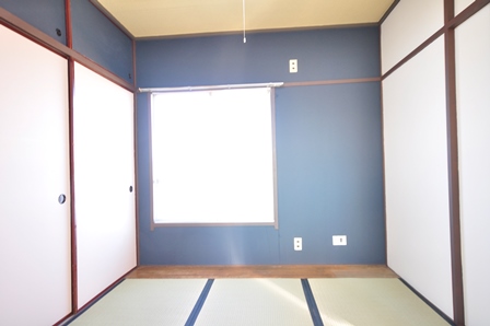 Other room space. It came in bright sunshine from the Japanese-style window.