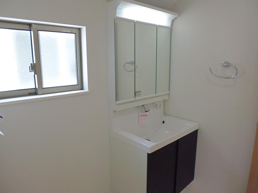 Wash basin, toilet. 1 Building