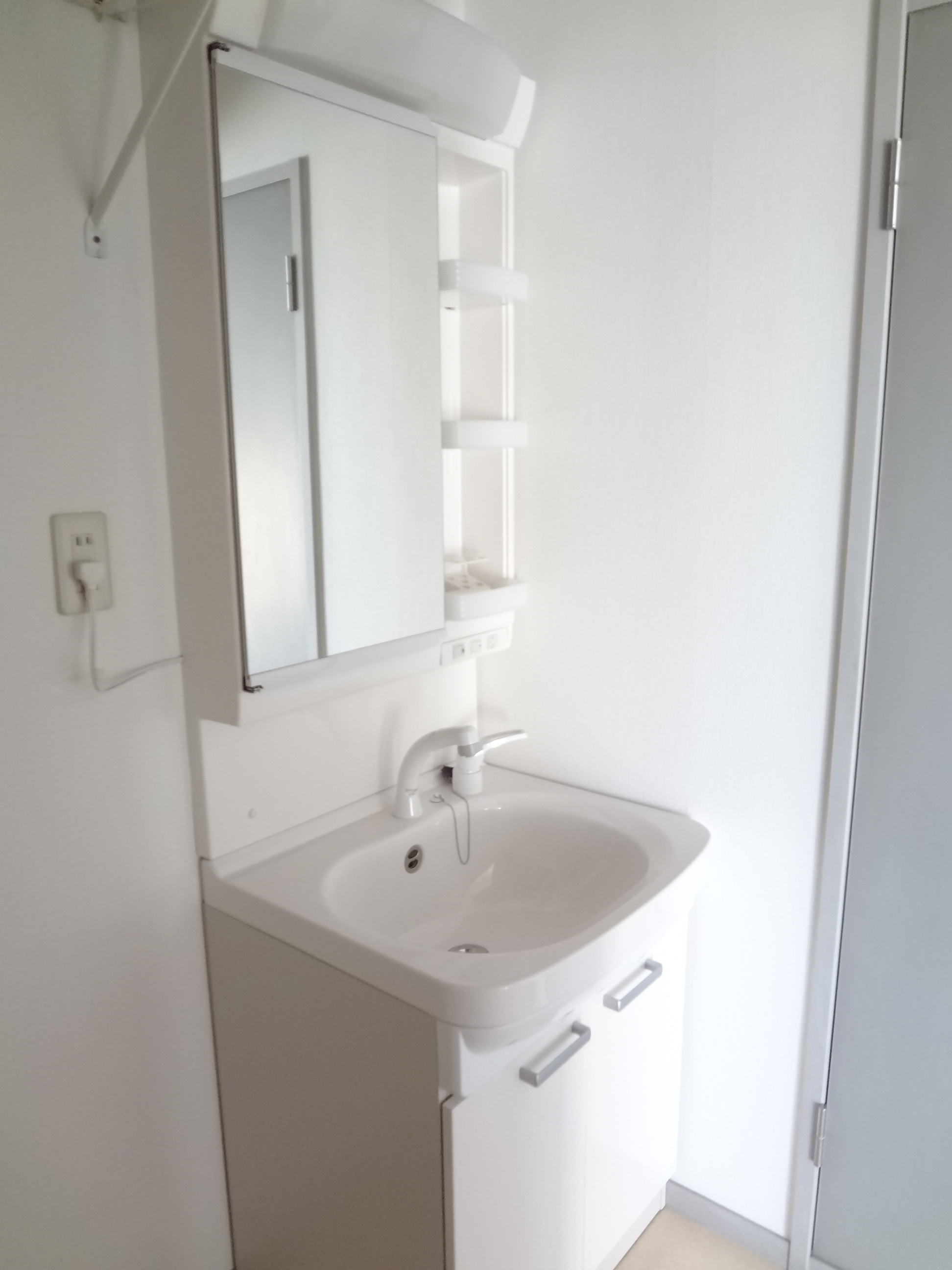 Washroom. Washbasin with shower ☆