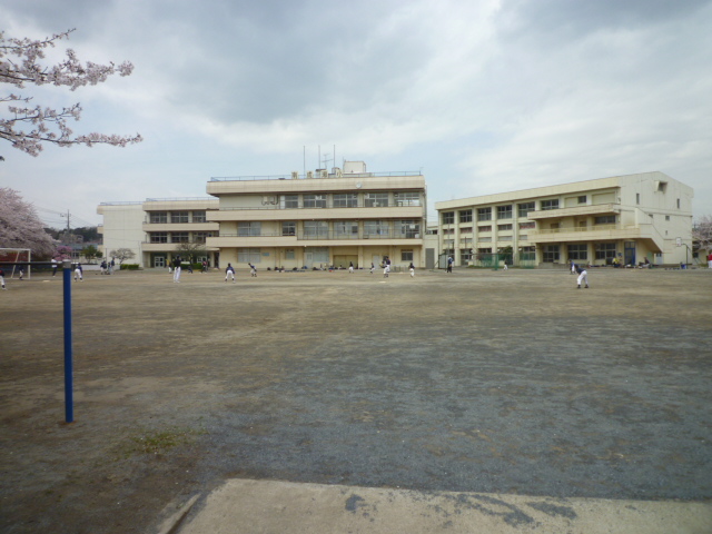 Primary school. Minaminaruse elementary school About 280m until the (elementary school) 280m