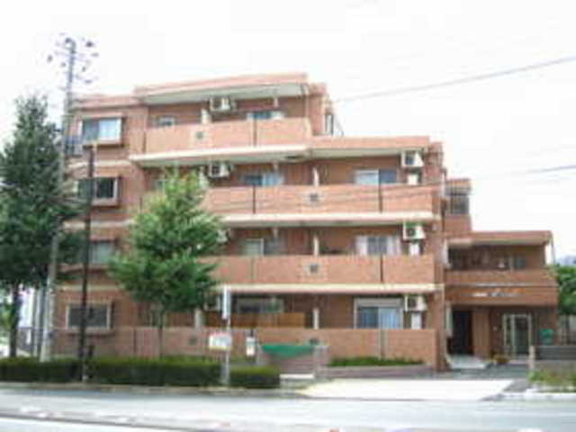 Building appearance. This is useful because the convenience store is before the eyes