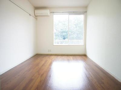 Living and room. Optimal size is to live alone, Enough space be placed bet