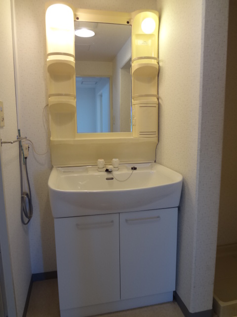 Washroom. Happy independence washbasin ☆