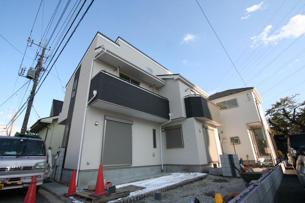 Local photos, including front road. Local (11 May 2013) Shooting