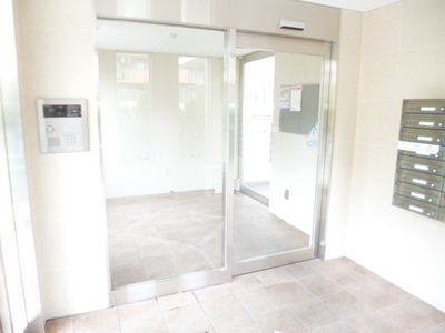 Entrance.  Auto with lock 