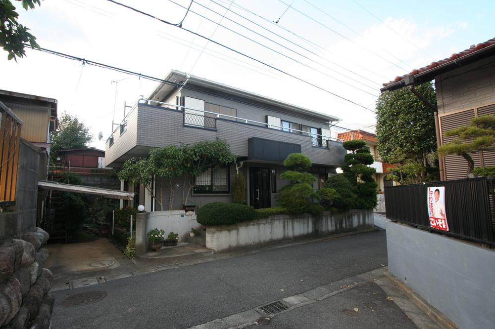 Local photos, including front road. Local (10 May 2012) shooting