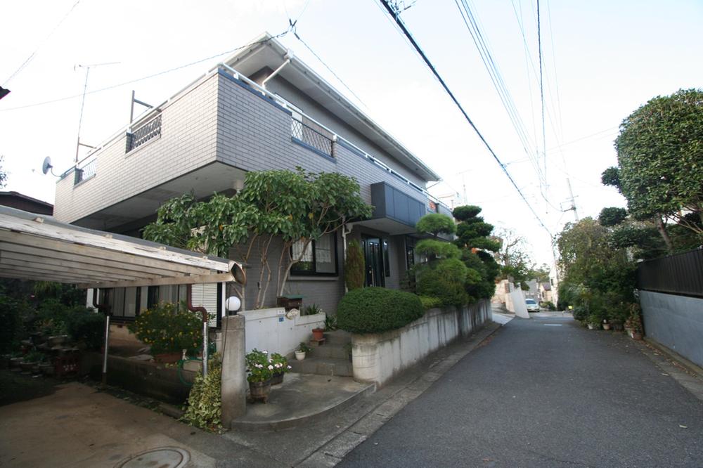 Local photos, including front road. Local (10 May 2012) shooting