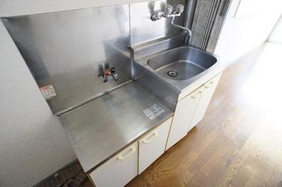 Kitchen. Ease dishes in the two-burner stove installation Allowed