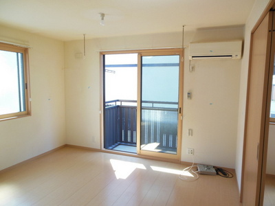 Other room space. Living is a two-sided lighting