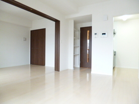 Living and room. LDK: a bright room where white was the keynote