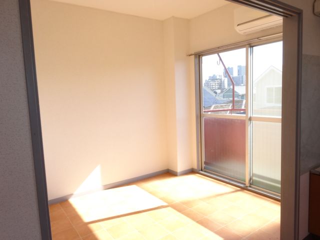 Living and room. ◆ Western-style plug of the bright day ◆