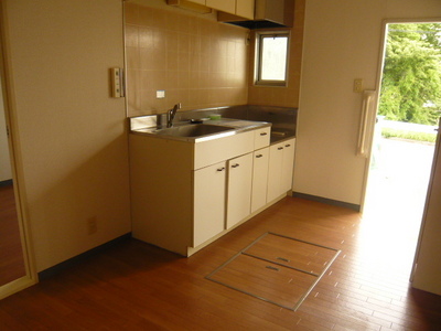 Kitchen. Two-burner gas stove can be installed