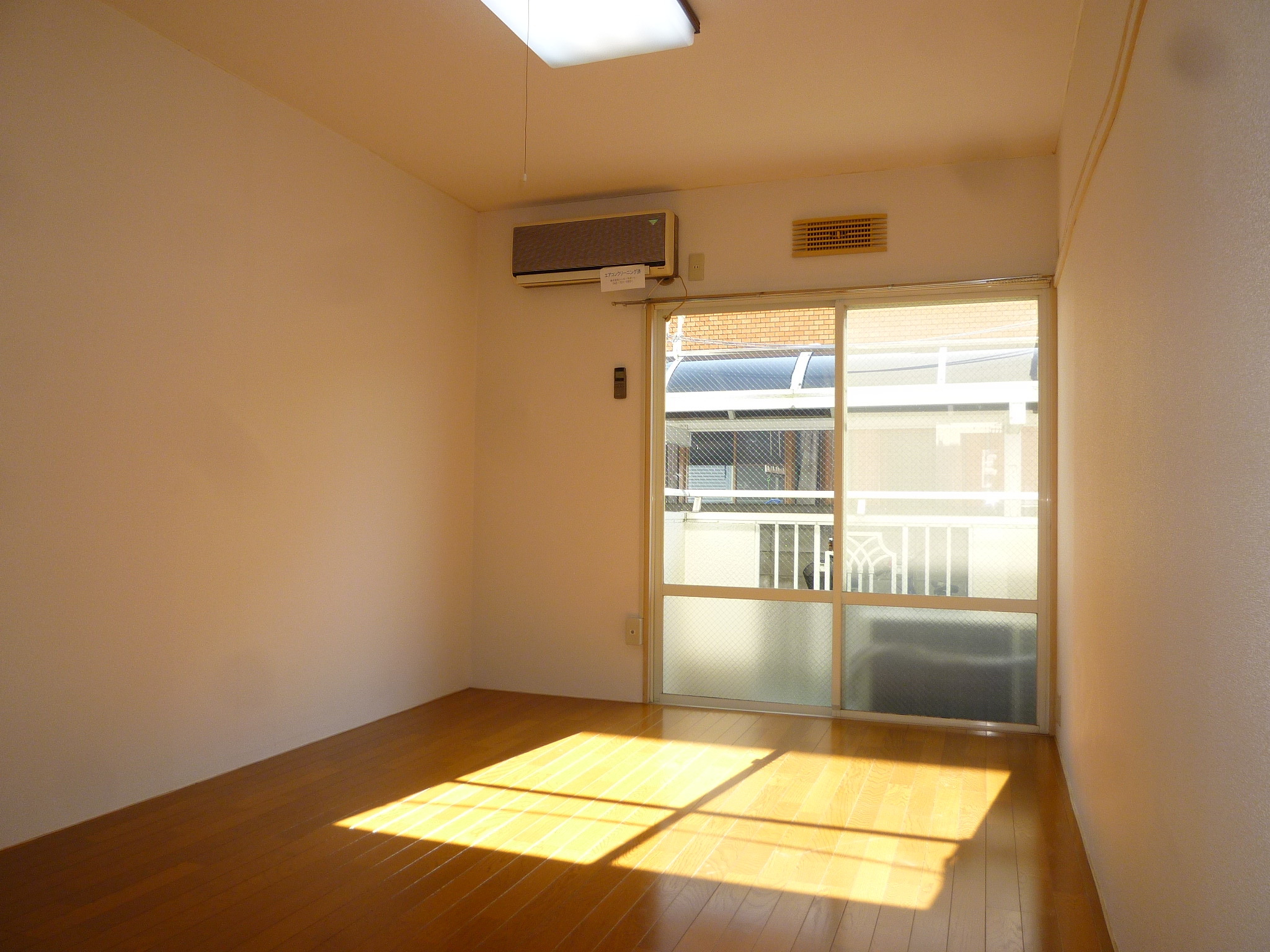 Living and room. Facing south in the sunny Western-style 6 Pledge