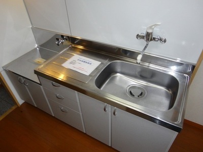 Kitchen. Two-burner gas stove can be installed