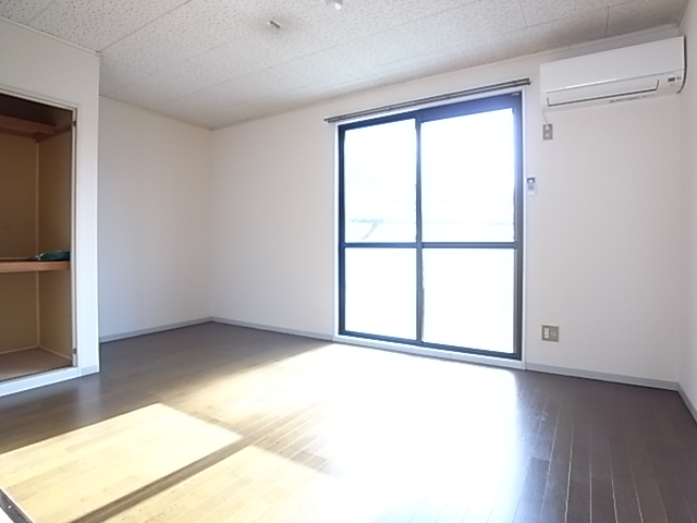 Living and room. Western-style 7.5 Pledge