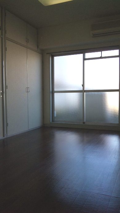 Living and room. Western-style 4.8 Pledge