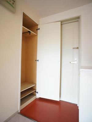 Living and room. Women-only! Optimal size for students living alone, Enough to be placed a bet