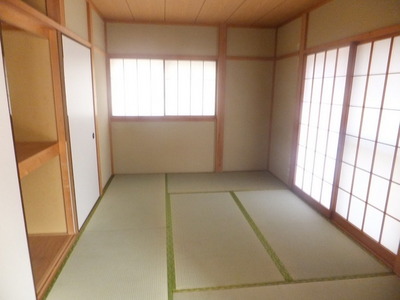 Other room space. Bright and there is also housed Japanese-style room