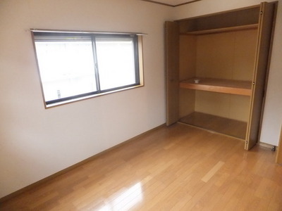 Living and room. There is broad Western-style