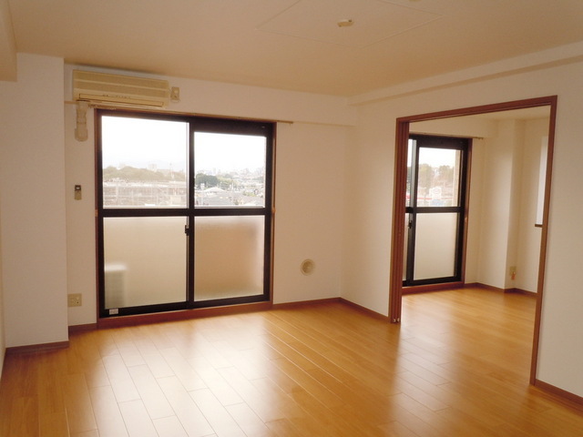 Living and room. ☆ Sunny ☆