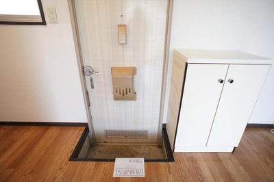 Entrance. Refreshing at any time is the entrance because there is a shoebox.