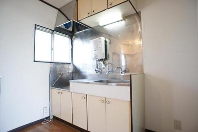 Kitchen. Two-burner gas stove can be installed! Kitchen space of spread
