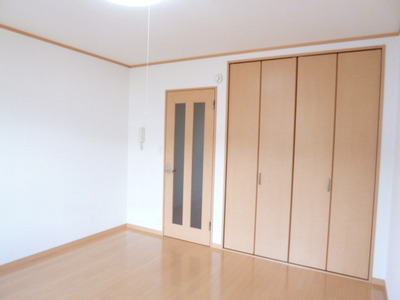 Living and room. Optimal size is to live alone, Enough space be placed bet