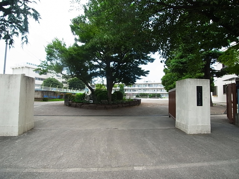 Primary school. Machida City Tadao third to elementary school (elementary school) 572m