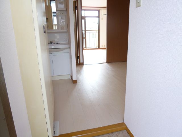 Other room space. It gives a bright impression with a white cross