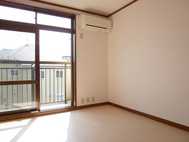 Living and room. It is a bright room where sun plug.