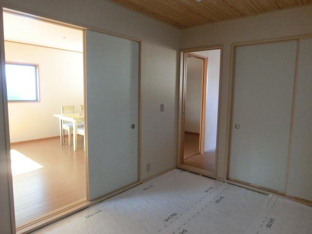 Non-living room. 1 Building