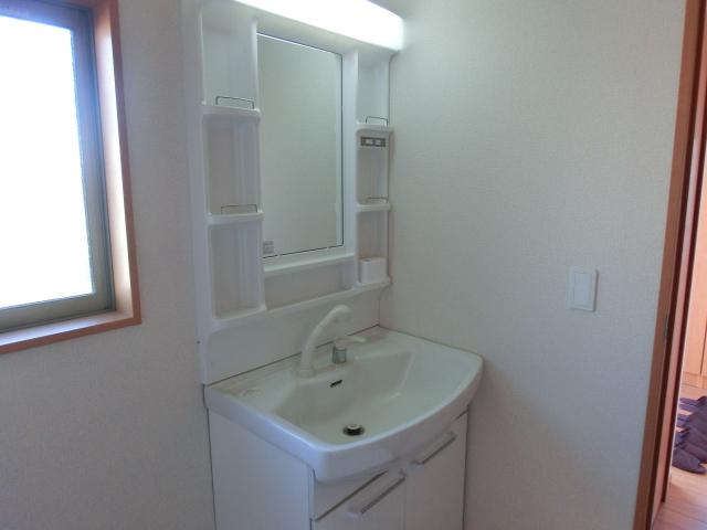 Wash basin, toilet. Building 2