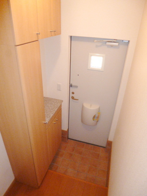 Entrance. Entrance neat with a shoebox