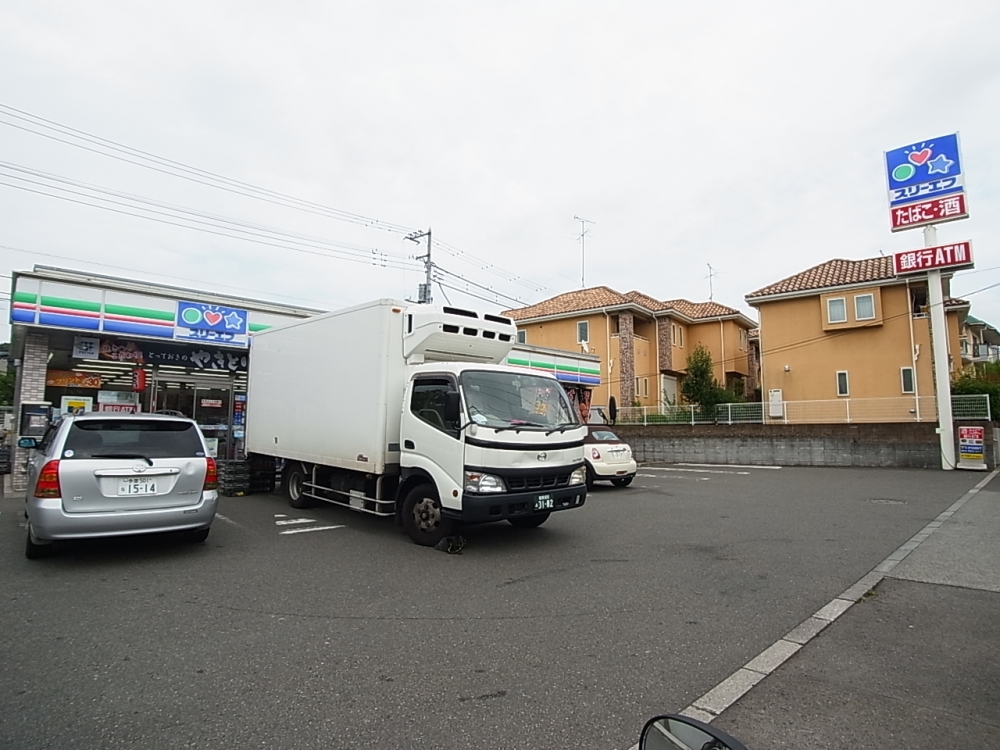 Convenience store. Three F 79m until Machida Hirohakama store (convenience store)