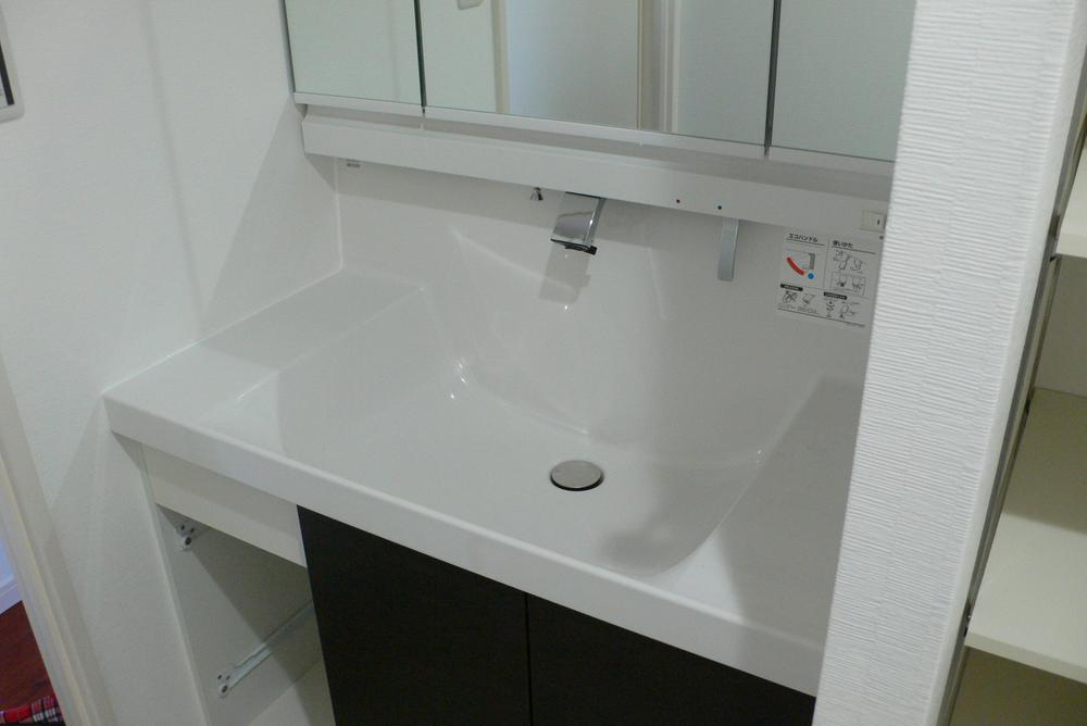 Wash basin, toilet