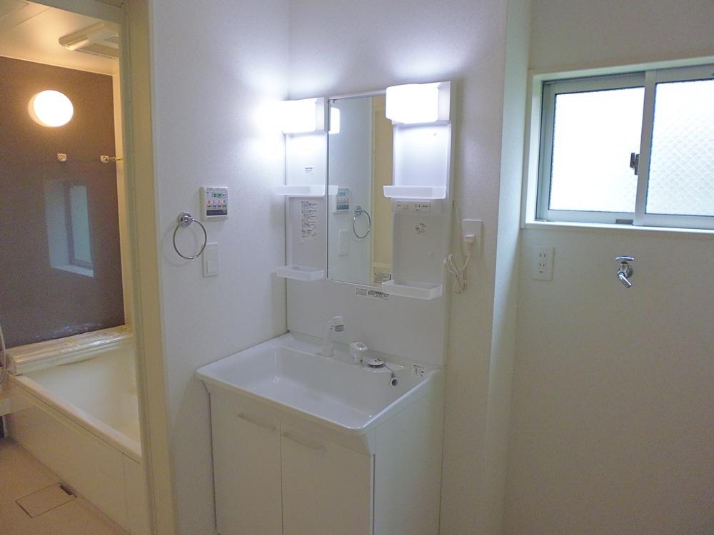 Wash basin, toilet. 2 Phase 1 Building