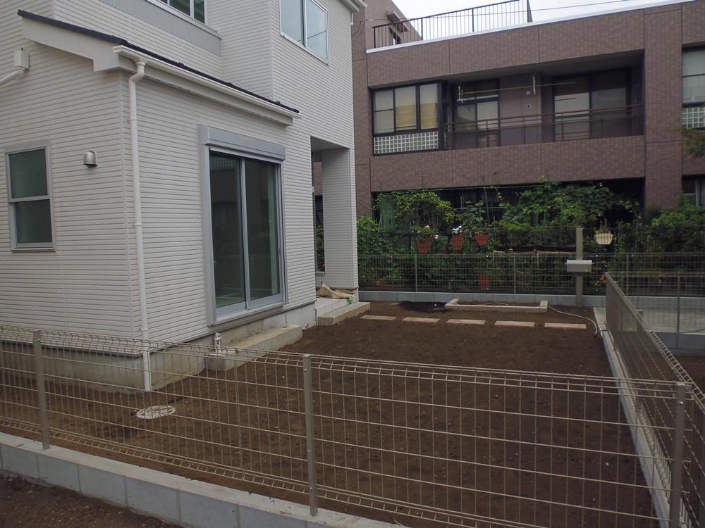 Garden. 2 Phase 1 Building