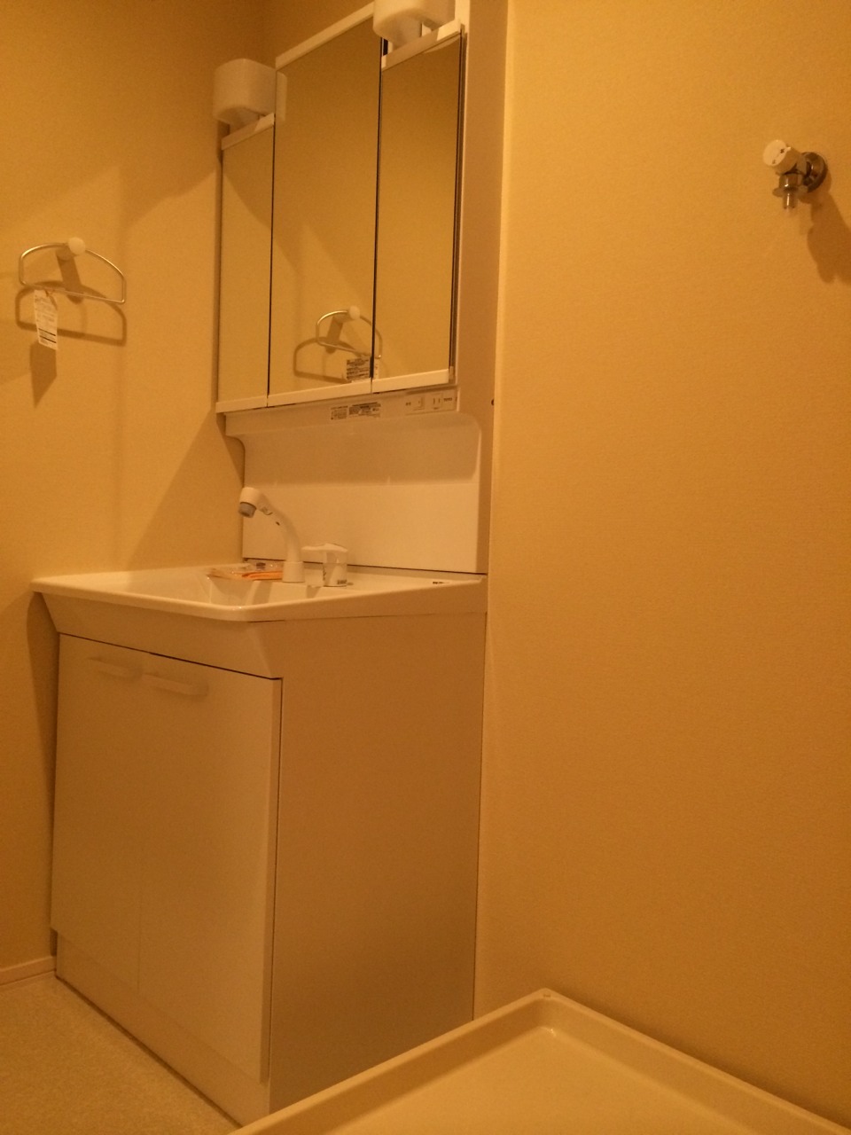 Washroom. Three-sided mirror washbasin