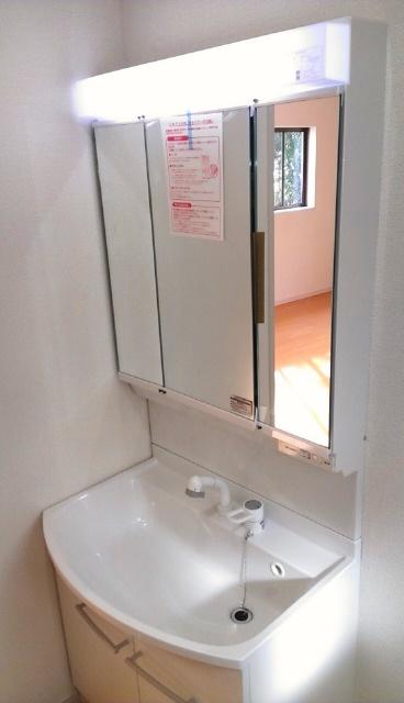 Wash basin, toilet. (December 2013) Shooting