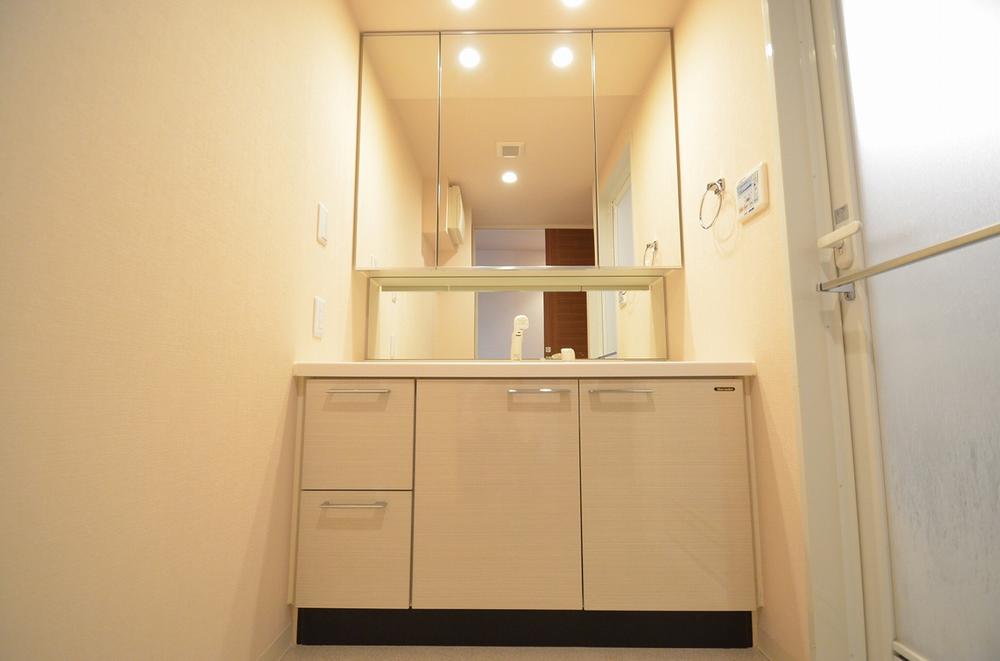 Wash basin, toilet