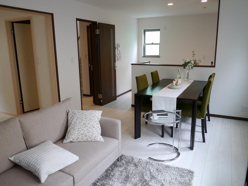 Same specifications photos (living). All room pair glass, Shutter shutters, Screen door standard