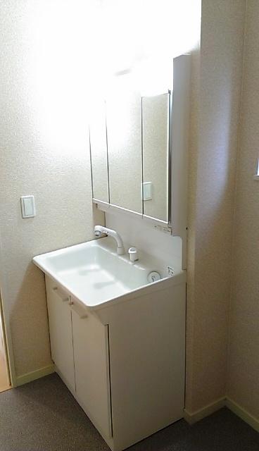 Wash basin, toilet. Indoor (12 May 2013) Shooting