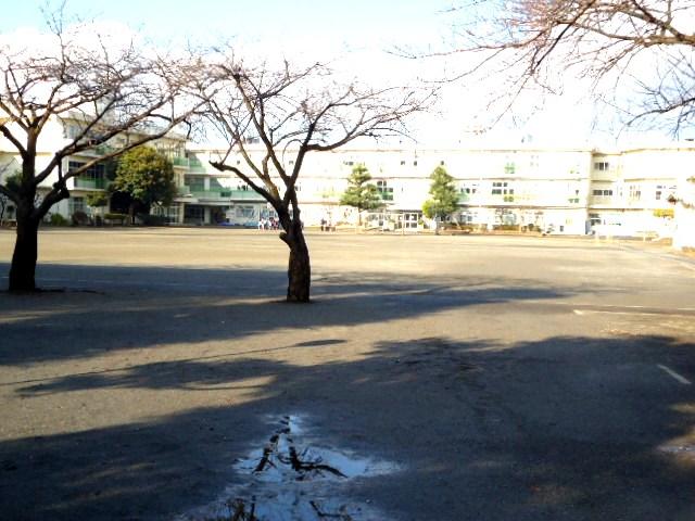 Primary school. 380m up to municipal Machida sixth elementary school