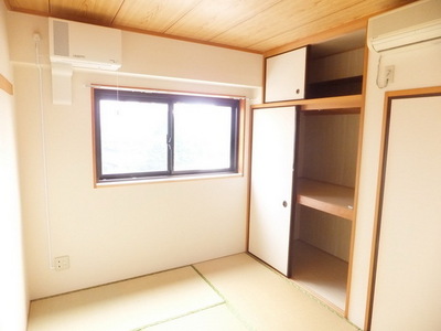Living and room.  ☆ Japanese-style rooms with storage Calm ☆