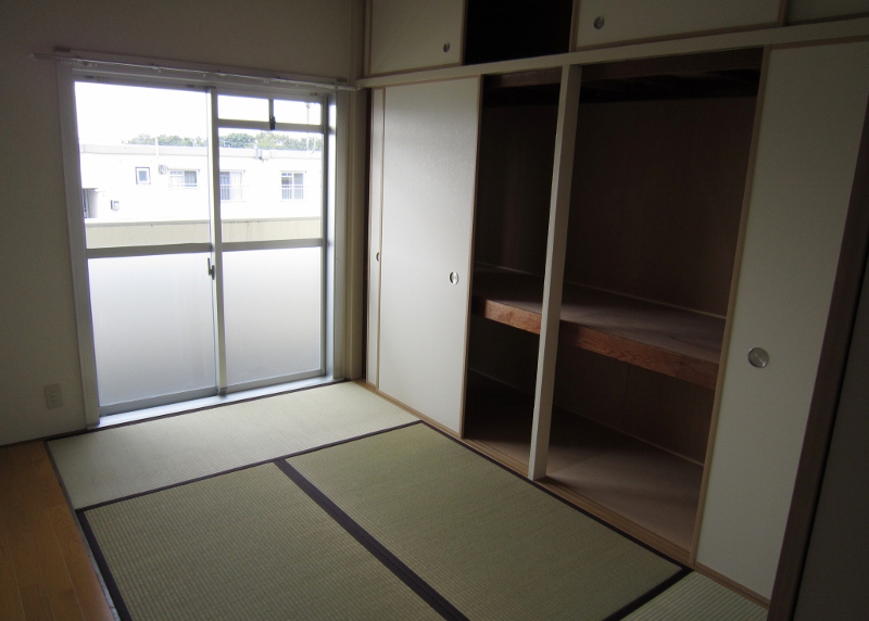 Living and room. Closet and six feet and a half of the upper closet of southern Japanese-style room