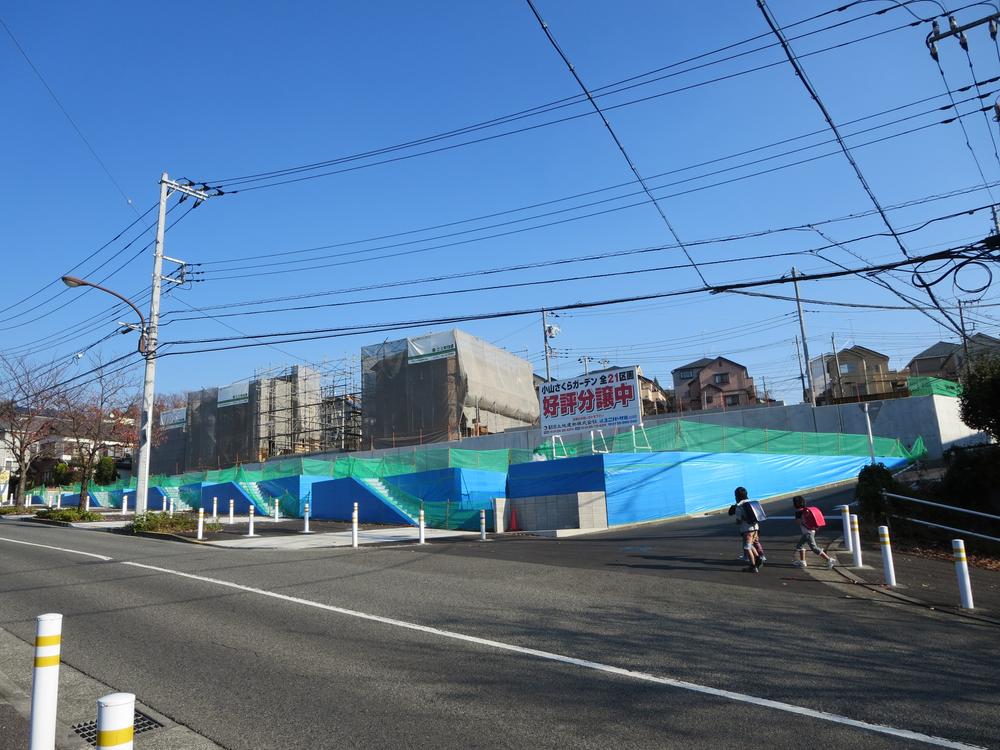 Local photos, including front road. Cage facing the Hiroi sidewalk, Very comfortable to have local. 