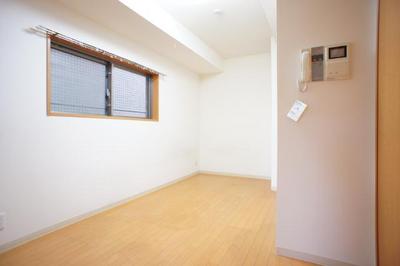 Living and room. Just the right size of Western-style is to live alone