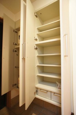 Entrance. Shoe box equipped Entrance is at any time clean